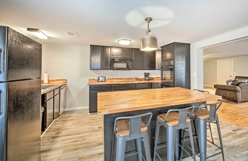 Royal Haus | 11 Mi to Lake Ouachita: Family Cabin w/ Yard