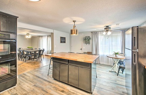 Royal Haus | 11 Mi to Lake Ouachita: Family Cabin w/ Yard