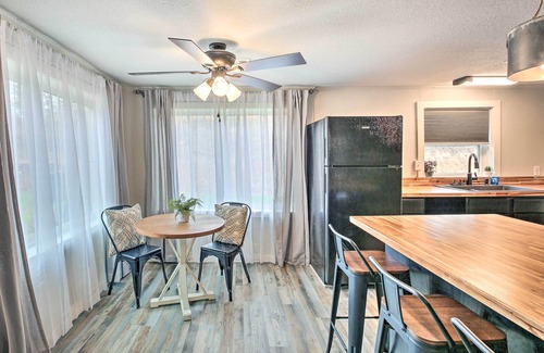 Royal Haus | 11 Mi to Lake Ouachita: Family Cabin w/ Yard