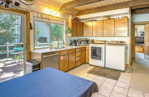 Christmas Valley Haus | Rustikale Lake Tahoe Kabine mit Blick auf die Berge und Billardtisch