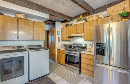 Christmas Valley Haus | Rustikale Lake Tahoe Kabine mit Blick auf die Berge und Billardtisch