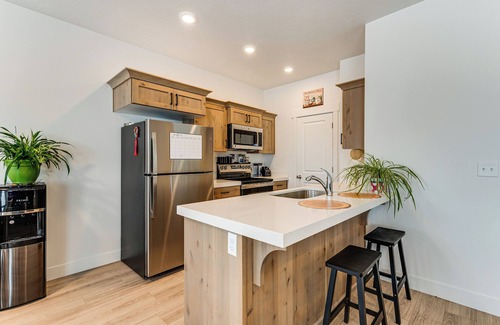 Eagle Mountain Haus | 11 Mi to Utah Lake: Newly Built Family Townhome!