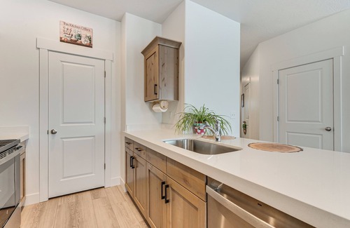 Eagle Mountain Haus | 11 Mi to Utah Lake: Newly Built Family Townhome!