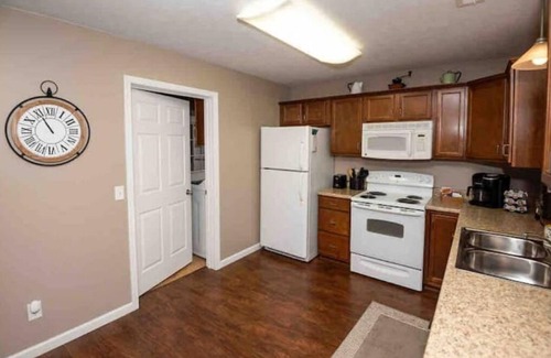 Niles Haus | 11 Miles to Notre Dame. Tailgate Gear Included with Game Weekend Booking!