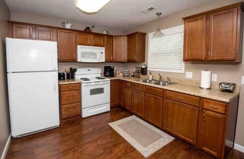 Niles Haus | 11 Miles to Notre Dame. Tailgate Gear Included with Game Weekend Booking!