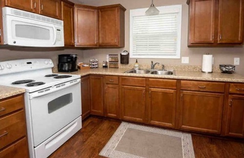 Niles Haus | 11 Miles to Notre Dame. Tailgate Gear Included with Game Weekend Booking!