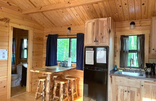 Logan Kabine | 115) Quail Log Cabin. Close to Hocking Hills State Park and more!