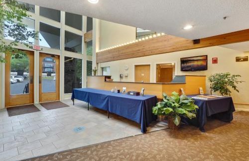 Charlevoix Haus | 117A Edgewater Inn Condo