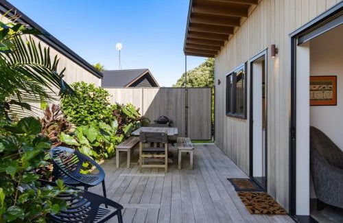 Wainui Wohnung | 120m to Wainui Beach - Modern Coastal Unit