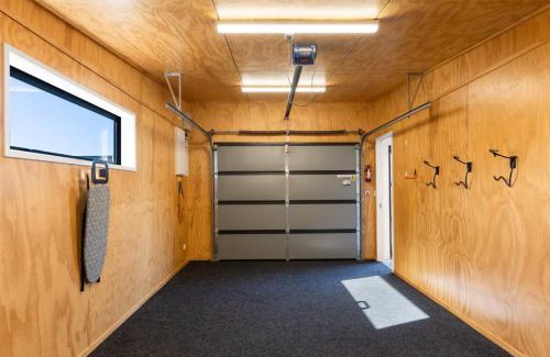 Wainui Wohnung | 120m to Wainui Beach - Modern Coastal Unit