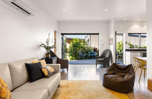 Wainui Wohnung | 120m to Wainui Beach - Modern Coastal Unit