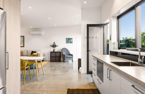 Wainui Wohnung | 120m to Wainui Beach - Modern Coastal Unit