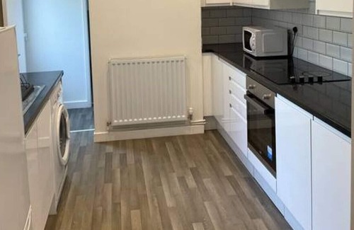 Stoke-on-Trent Haus | 13 Dominic Street, Stoke · 4 bed house perfect for working professionals