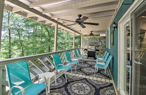 Royal Haus | 13 Mi to Hot Springs Serene Royal Home with Deck!