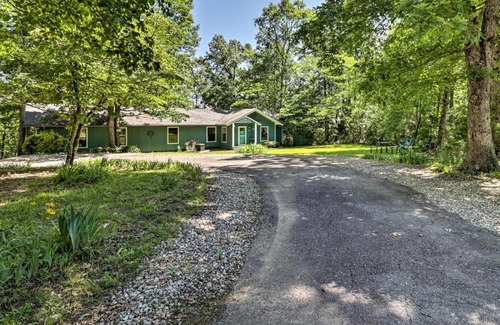 Royal Haus | 13 Mi to Hot Springs Serene Royal Home with Deck!