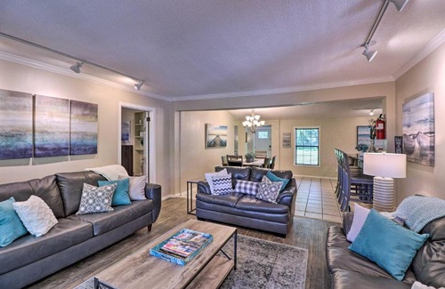 Royal Haus | 13 Mi to Hot Springs Serene Royal Home with Deck!