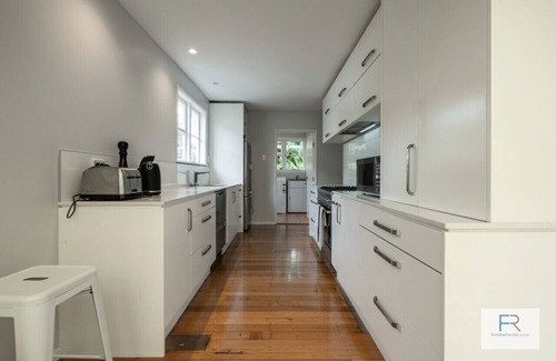 Birkenhead Wohnung | Beautiful Birkenhead Home (Furnished Rentals)