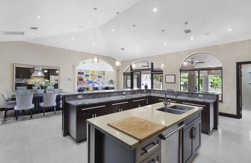 Riverside Park Haus | ⛱ Waterfront D/T~Pool & Hot Tub~Bonus Areas~Fire Pit~Bar~Kayak~SUP~Boat~Beach⛱