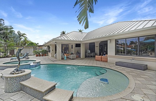 Riverside Park Haus | ⛱ Waterfront D/T~Pool & Hot Tub~Bonus Areas~Fire Pit~Bar~Kayak~SUP~Boat~Beach⛱