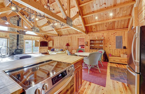 Mustoe Kabine | 15 Mi to Snowshoe Resort: Cabin w/ Deck & Fire Pit