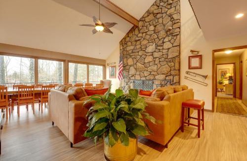 Southaven Haus | 15 Mi to University of Memphis Getaway with Games