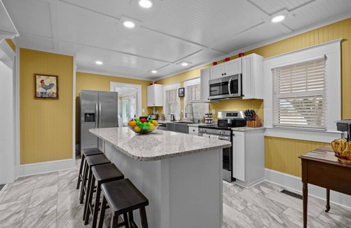 Newport Haus | 15 min to Beach | 3 Acre Country Living | Firepit