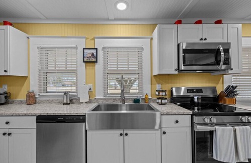 Newport Haus | 15 min to Beach | 3 Acre Country Living | Firepit