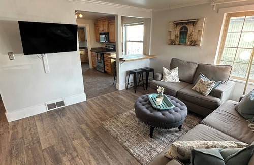 Joaquin Haus | 15 Minute walk to BYU!! Updated 2 Bed 1 Bath home with all you need.