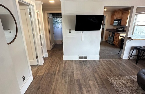 Joaquin Haus | 15 Minute walk to BYU!! Updated 2 Bed 1 Bath home with all you need.