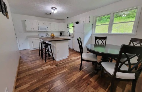 Swanton Haus | 15 Minutes to Deep Creek Lake and Ski Resort. 8 Wooded Acres. Pet-Friendly.