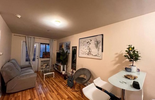 Queens Wohnung | 15 minutes to Manhattan with Balcony. Train is walking distance
