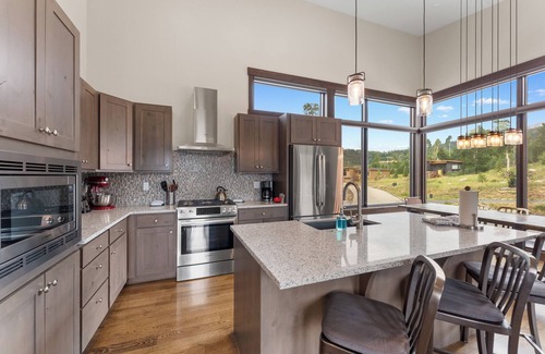 Silverthorne Hütte | 15 W Benjamin Lane by Summit County Mountain Retreats