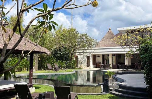 Dewi Sri Villa | 16 Bedroom Villa Riverside Legian