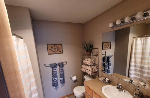 Southwest Bend Haus | 1700ft,3bd/3bath,0.25mi to Old Mill District, AC, private fenced yard & garage