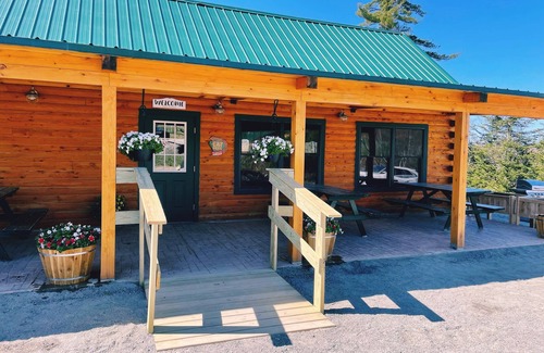 Columbia Falls Kabine | #18 - Flagpole View Cabins - Deluxe Cabin