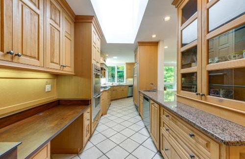 Weston Wohnung | 18 Mi to Boston - Stylish Unit in Upscale Enclave!