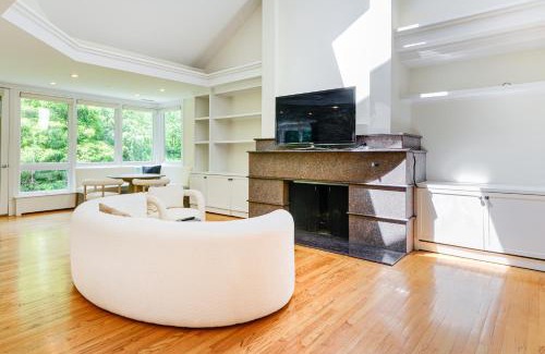 Weston Wohnung | 18 Mi to Boston - Stylish Unit in Upscale Enclave!