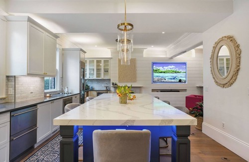 Thompson Square - Bunker Hill Haus | "1855 Grand Mansion In Historical Charlestown" 6 bed 4.5 bath Renovated 2021