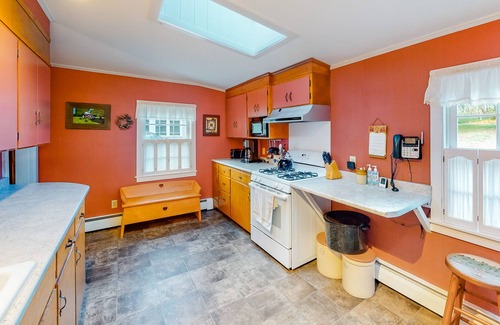 Seal Harbor Haus | 1906 Craftsman with fast WiFi, washer/dryer & nearby beach access