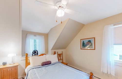 Seal Harbor Haus | 1906 Craftsman with fast WiFi, washer/dryer & nearby beach access