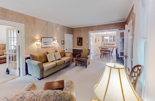 Seal Harbor Haus | 1906 Craftsman with fast WiFi, washer/dryer & nearby beach access