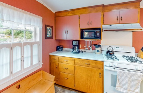 Seal Harbor Haus | 1906 Craftsman with fast WiFi, washer/dryer & nearby beach access