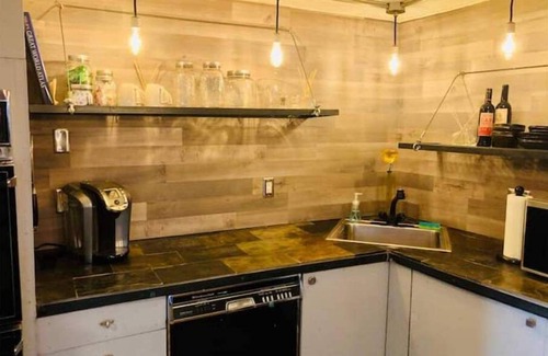 Brookfield Wohnung | 1920s fully updated unique 2 BR open artist loft space