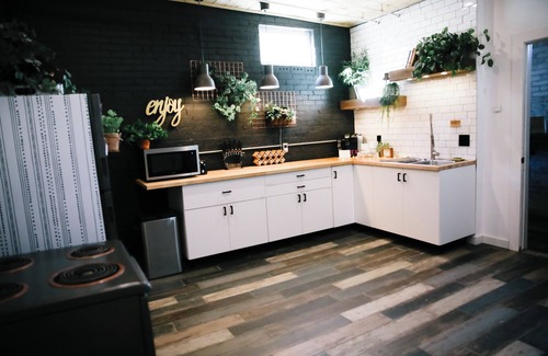 Ogden Wohnung | 1930s Store Front with original brick, in the heart of Ogden.