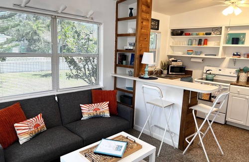 Cocoa Beach Hütte | 1B/1B 2 blocks the Beach, near downtown Cocoa Beach