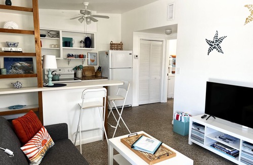 Cocoa Beach Hütte | 1B/1B 2 blocks the Beach, near downtown Cocoa Beach