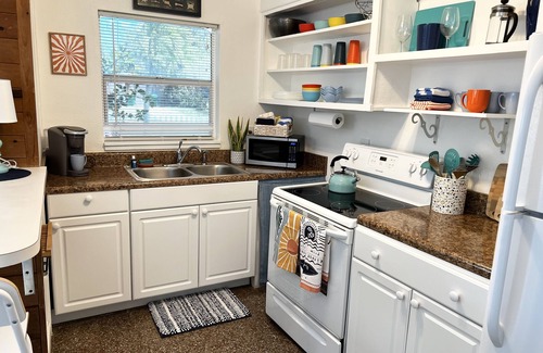 Cocoa Beach Hütte | 1B/1B 2 blocks the Beach, near downtown Cocoa Beach