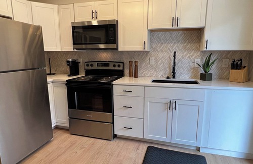 Evergreen Wohnung | 1bd/1ba Quiet, gated private parking, 1st floor