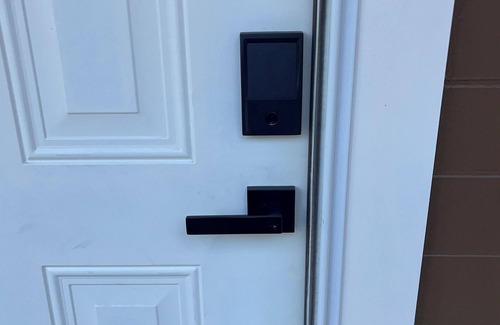 Evergreen Wohnung | 1bd/1ba Quiet, gated private parking, 1st floor