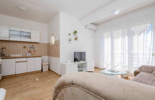 Burtaisi Wohnung | 1bd Modern Apt in Dobra Voda with Roof Access "Moka"